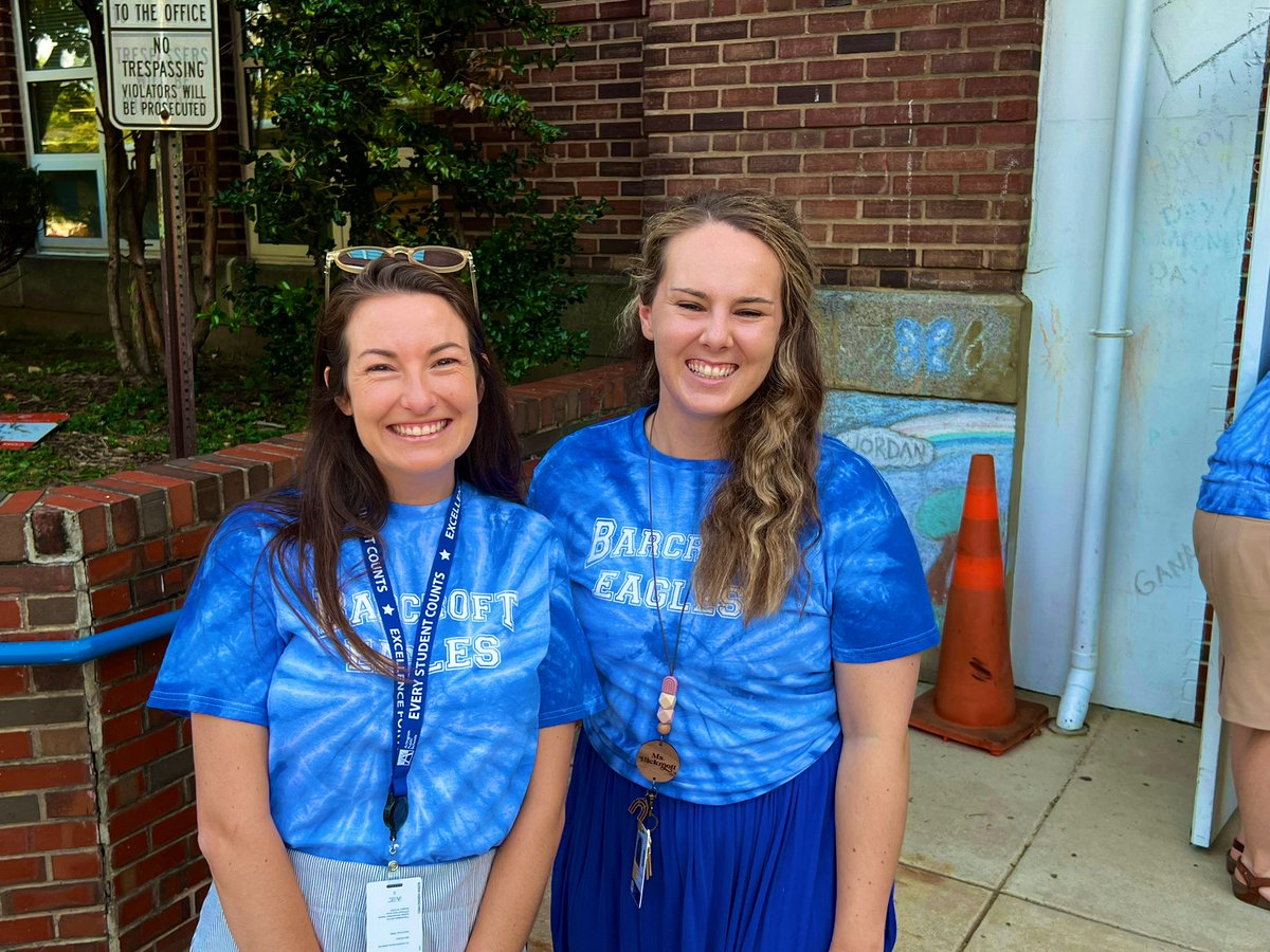 APSVirginia's tweet photo. Welcome back @BarcroftEagles - have a  great school year!! 👋😁#APSBack2School https://t.co/OdodoRHuk0
