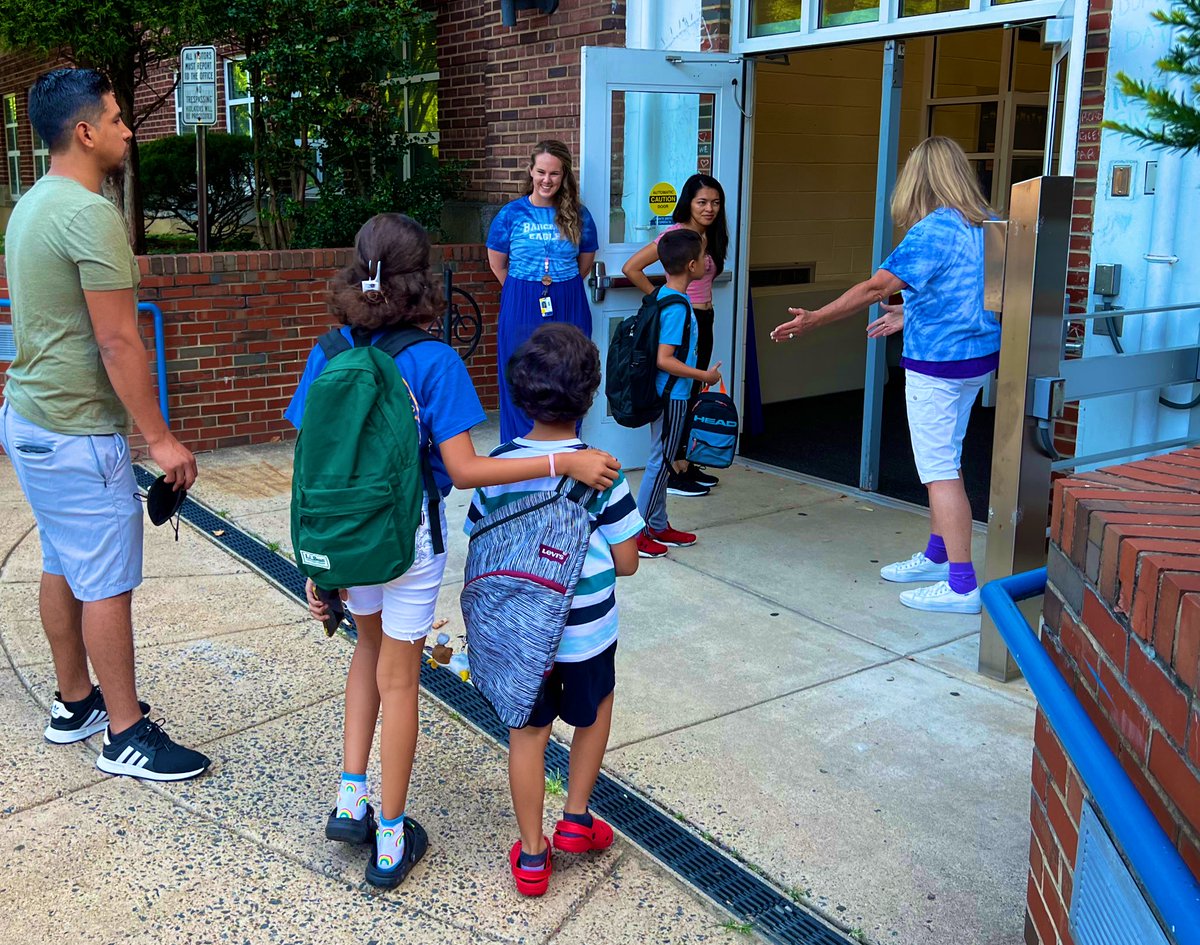 APSVirginia's tweet photo. Welcome back @BarcroftEagles - have a  great school year!! 👋😁#APSBack2School https://t.co/OdodoRHuk0