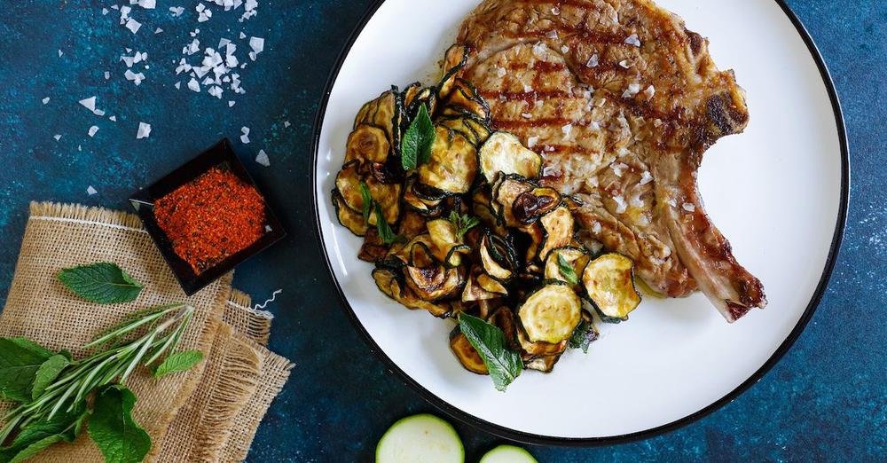 blogsfizioso's tweet photo. Cerchi una ricetta che sia gustosa, ma allo stesso tempo leggera e magari anche facile e veloce da preparare❓ 
Ecco per te la #bracioladivitello con zucchine alla #scapece di @Chefdeg 👇

https://t.co/5MvIWycuiA

#vealday https://t.co/5TbROgvC5u