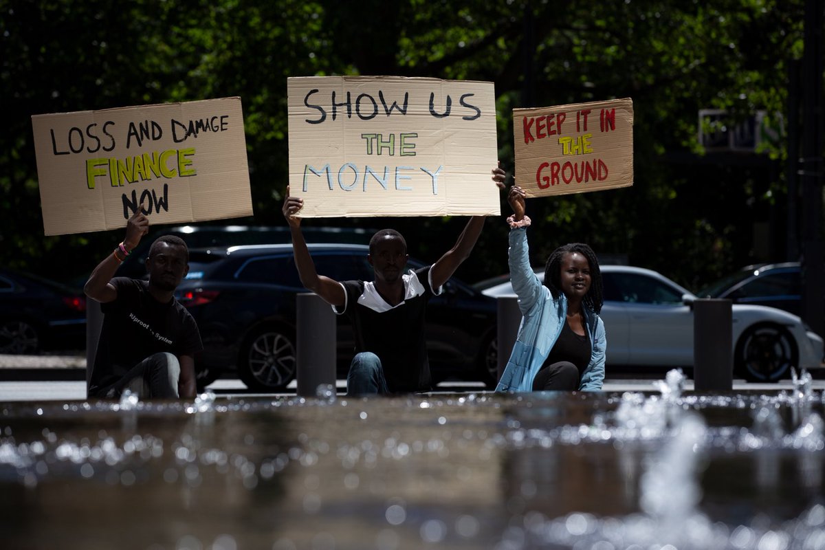Joshomonukk's tweet image. Since the 2015 Paris Climate Agreement, the world's 60 largest banks have poured US$ 4.6 trillion into the fossil fuel industry.