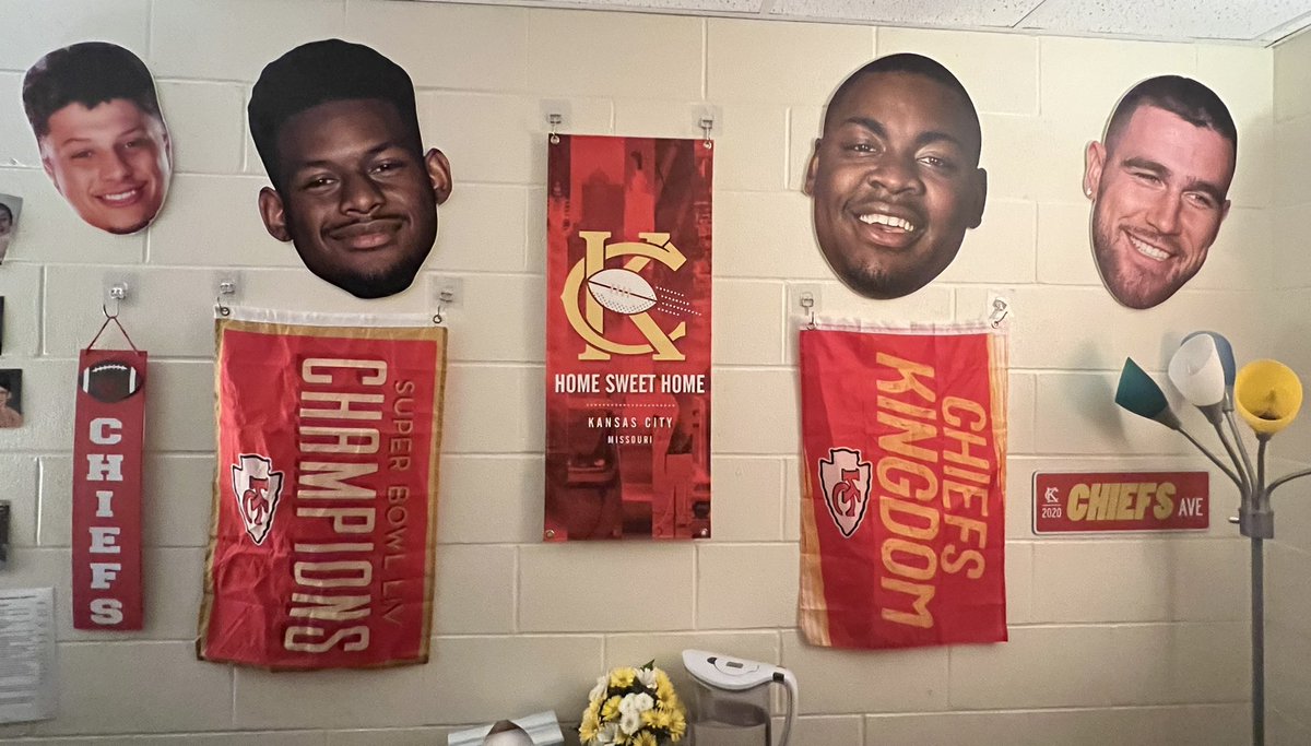 fields1334's tweet photo. Well, my Chiefs’ wall is ALMOST perfect. #ChiefsKingdom #patrickisthesmallestfathead @StoneColdJones @tkelce @TeamJuJu @PatrickMahomes https://t.co/1ckLbyTiHU