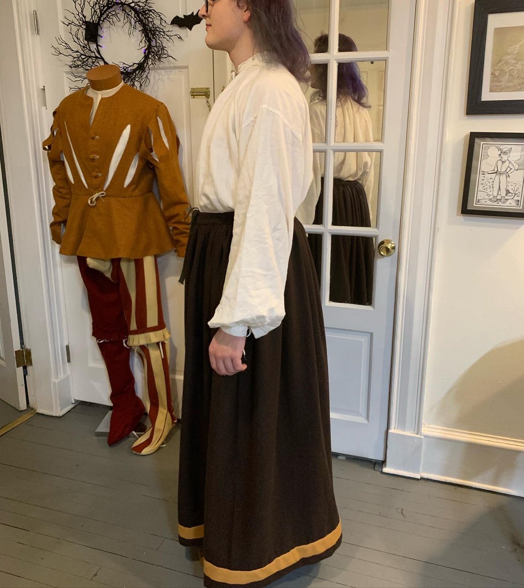 toadspool's tweet image. I finished up my early 17th century petticoat and hiproll.
 The petticoat is made of a medium weight wool and has a yellow guard pieced of scrap wool I had on hand. The waist ties together with wool tape sewn into the waistband. The hip roll is linen stuffed with wool batting.