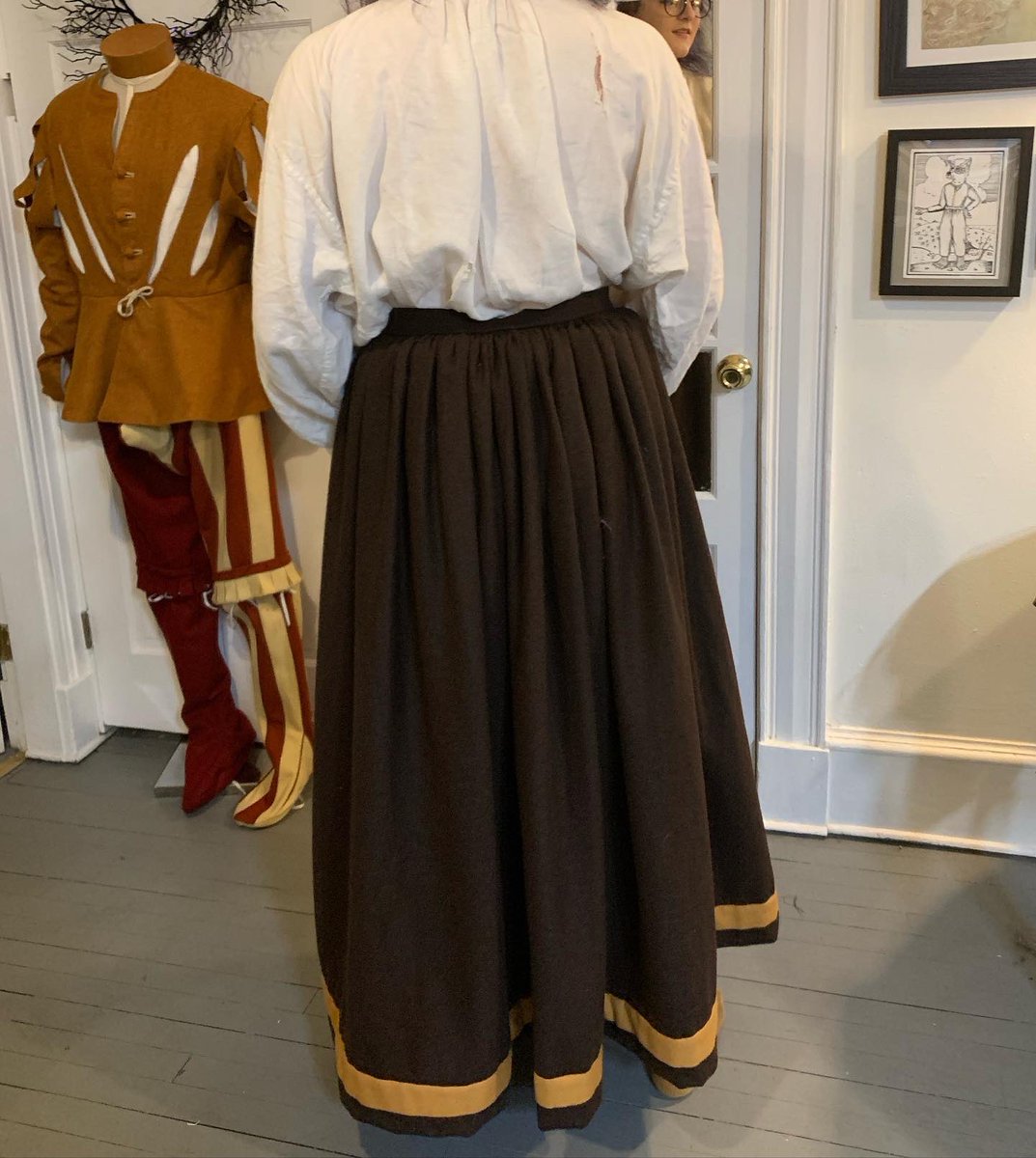 toadspool's tweet image. I finished up my early 17th century petticoat and hiproll.
 The petticoat is made of a medium weight wool and has a yellow guard pieced of scrap wool I had on hand. The waist ties together with wool tape sewn into the waistband. The hip roll is linen stuffed with wool batting.