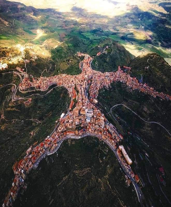 AliciaMimundo's tweet photo. Centuripe, Sicilia, Italia 
La ciudad medieval que tiene forma de persona, estrella de 5 puntas, una golondrina con las alas extendidas…hasta el Hombre de Vitruvio de Leonardo Da Vinci.

(Foto©️Pio Andrea Peri) https://t.co/PQ45Jg2mJb