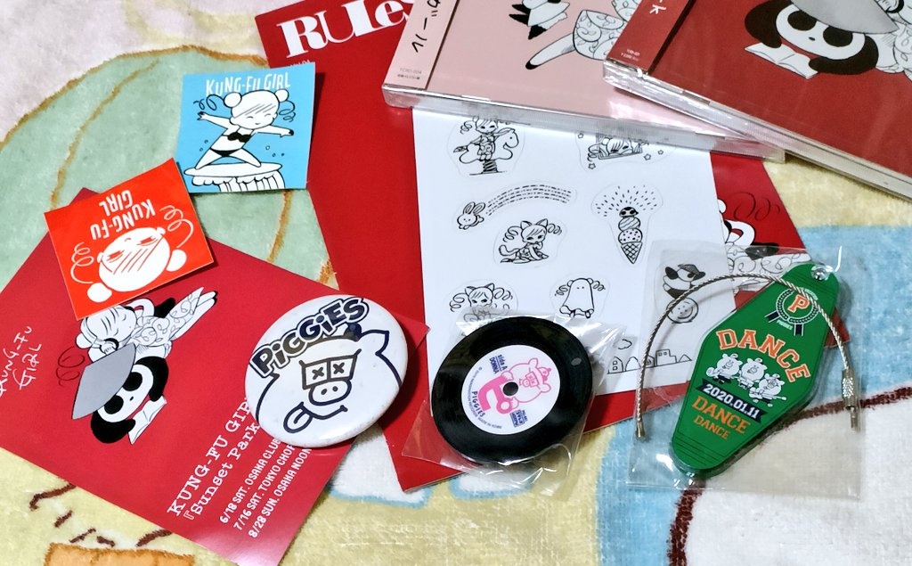 snoopyonta's tweet image. なんかタグ付け忘れたのでもっ回笑
昨日はまあまあ金使った！笑あとシールやらバッジやらいっぱい貰った!くれた人ありがとう！🙇🐼🐷
今日は帰りにwimpy'sの新譜も買った!!🍔今から全部爆音で聴きます!
通報されるのでイヤホンで😂
#piggies
#カンフーガール
#overcoats
#wimpys