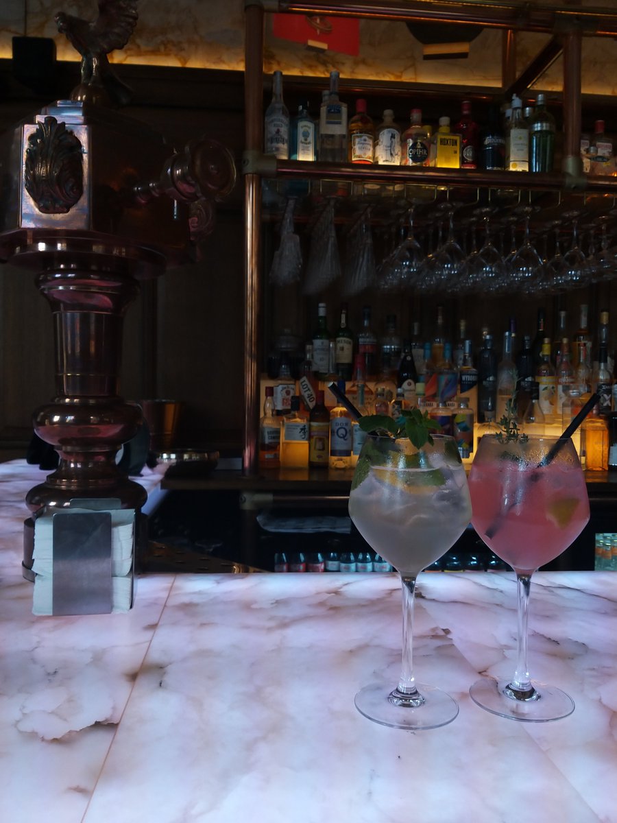 Wat inspirerend! Een cocktailbar in een voormalig monumentaal bankgebouw in het centrum van New Castle. Met in de kelder - waar vroeger de bankbiljetten lagen - een verzameling gins met wilde smaakmakers en  ook onze jenevers. Wat een sfeer!
