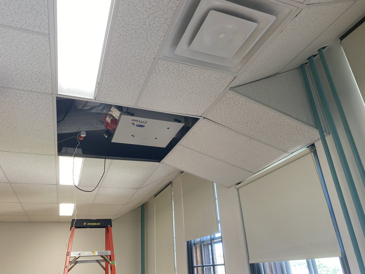 insimonlab's tweet photo. @coachRankine La plupart des installations sont effectuées dans le plafond suspendu lorsque possible.  Il semble que cette école aurait pu faire la même chose et placer l’appareil horizontalement dans le plafond pour qu’il ne soit pas apparent. https://t.co/9seMEWX4ez
