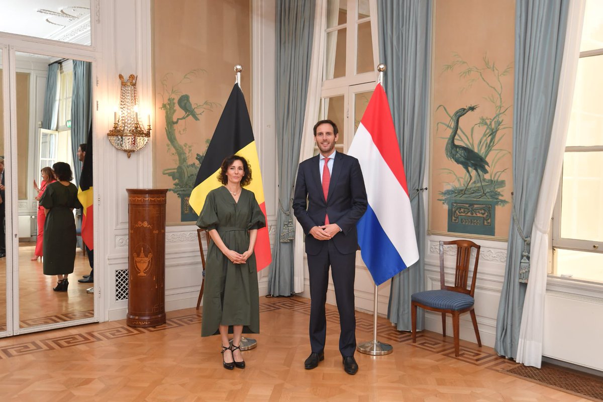 Warmly welcomed in The Hague by colleague @WBHoekstra on my first bilateral visit. Belgium and the Netherlands have longstanding, firm & very friendly ties. We discussed important bilateral and current issues like the war in Ukraine and the EU-Africa relationship. 🇧🇪🇳🇱