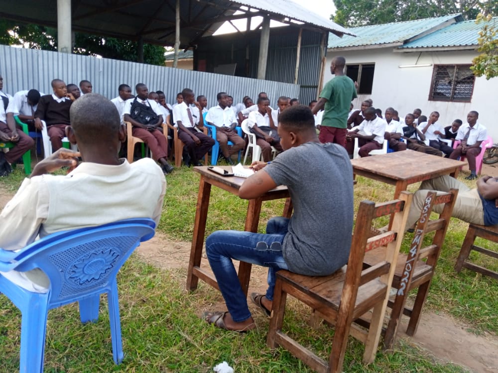 YouthJijenge's tweet photo. why do students drop out of school?why do students perform better or less better?The answers are with the students themselves. with support from @KeshoKenya we went to Ganda and Jilore Highschool to try and identify the challenges faced by the students Both at home and in school. https://t.co/FpmJRKkx9g