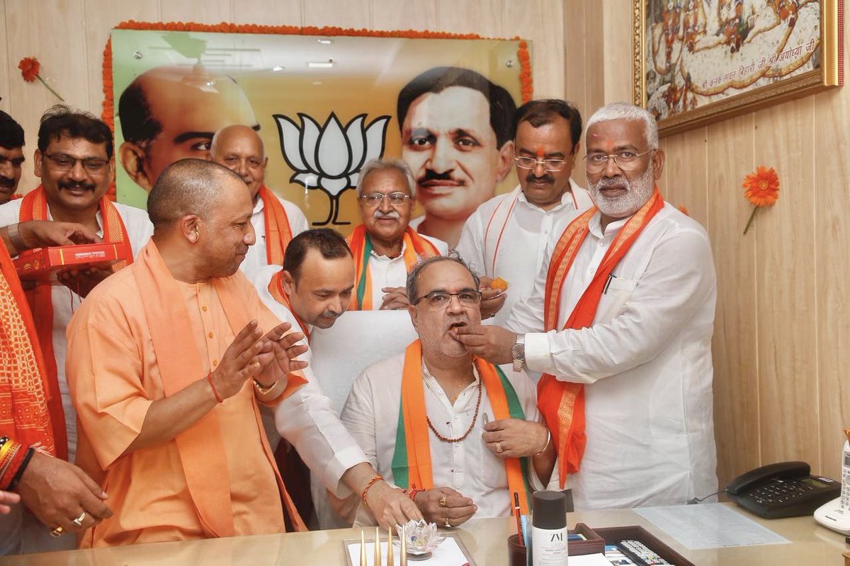 नवनियुक्त प्रदेश अध्यक्ष श्री <a href="/Bhupendraupbjp/">Bhupendra Singh Chaudhary</a> जी ने भाजपा कार्यालय में पदभार ग्रहण किया। 

निवर्तमान प्रदेश अध्यक्ष श्री <a href="/swatantrabjp/">Swatantra Dev Singh</a> जी ने मिठाई खिलाकर नए दायित्व की बधाई दी।