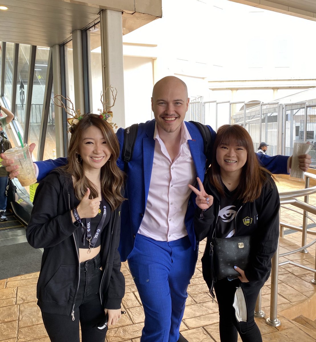 apyh22's tweet photo. Getting to meet these beautiful &amp; ultra talented ppl is honestly such a blessing!🤩 am so glad I got to meet you in person rather than on my pc!🤣anyway, I truly hope all of you enjoyed yourselves here in Msia! Rest well dear @SheeverGaming @EpheyDota @SirActionSlacks @MrAvoPlus https://t.co/nByod5piKM