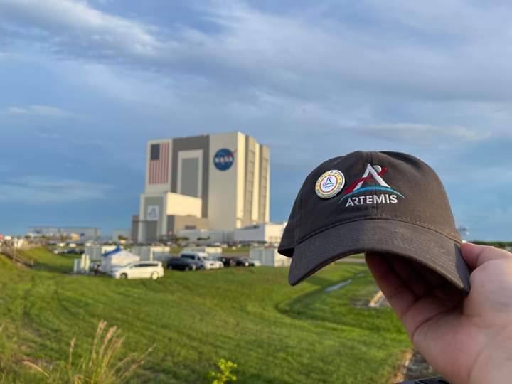 ChicagoAstrono1's tweet photo. Although today's launch of the Artemis is scrubbed, the Chicago Astronomer is represented at the Pad when ready...

Love it!

Astro Joe https://t.co/fI7lDqvX70