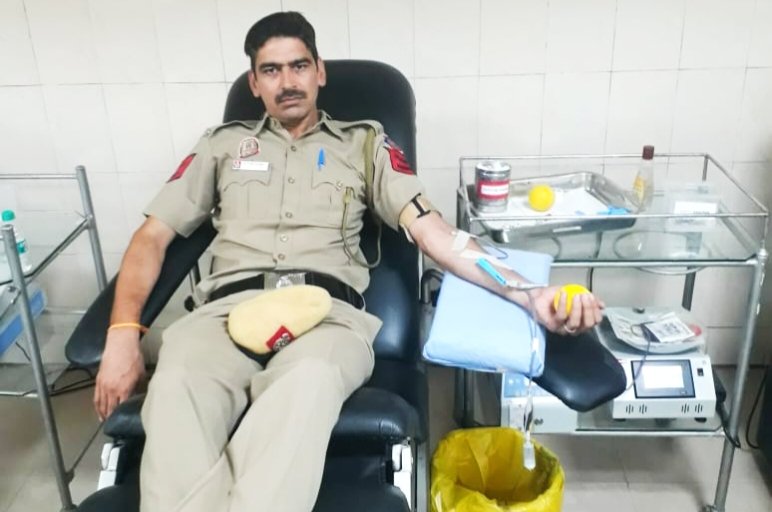 तुम सीमाओं के रक्षक, हम समाज के सेवक।
सीमा पर तैनात <a href="/adgpi/">ADG PI - INDIAN ARMY</a> फौजी सुमित के पिताजी बिजेंद्र सिंह जिनका हृदय का ऑपरेशन सेना के अस्पताल में दिल्ली होना है के लिए <a href="/DelhiPolice/">Delhi Police</a> <a href="/DCPNewDelhi/">DCP New Delhi</a> के HC नितेश ने चौथी बार रक्तदान किया।
<a href="/IPSMadhurVerma/">Madhur Verma</a> <a href="/CPDelhi/">CP Delhi #DilKiPolice</a> <a href="/YadavSS3/">Yadav SS</a> <a href="/ICRC/">ICRC</a>