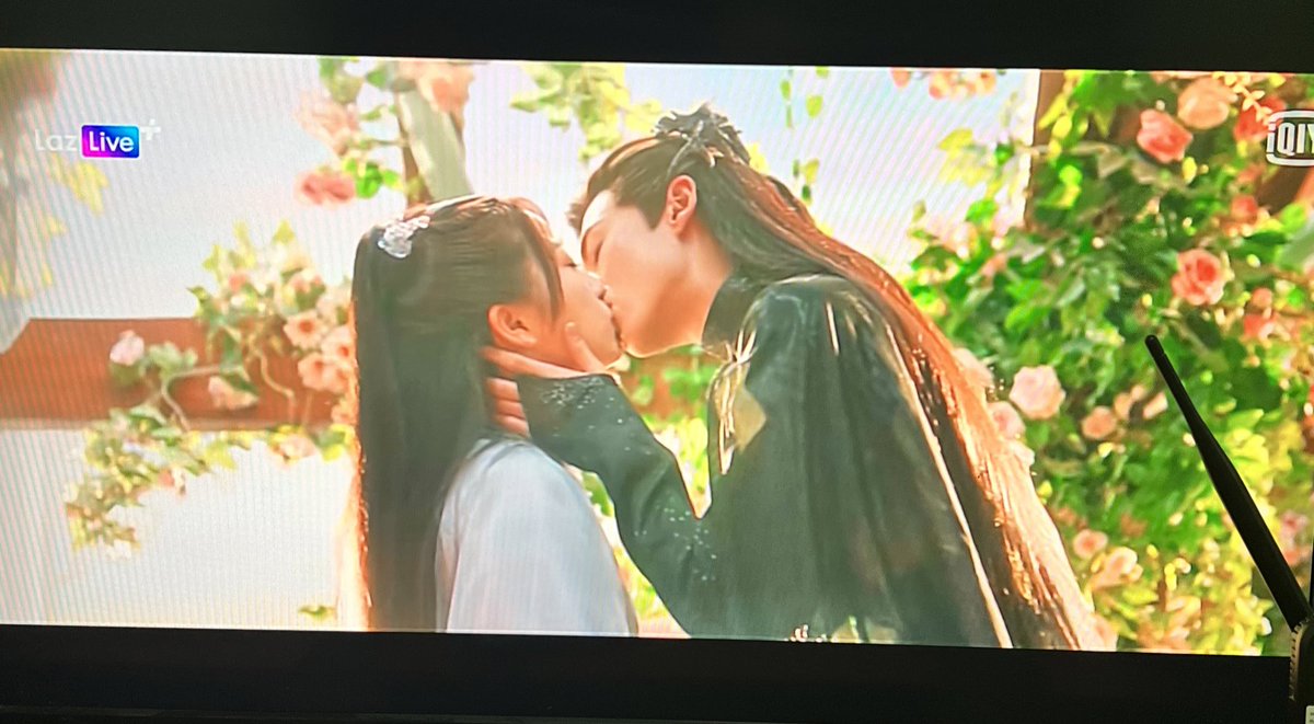 shewitkuka's tweet photo. จบแบบนี้ข้าก็รู้สึก��ึงพอใจแล้ว อย่างน้อยก็ได้เจอกันและจูบกันนะ ส่วนตัวชอบบทที่ทำให้ทุกอย่างสมเหตุสมผล ต่างคนต่างรอกันคนละ 500 ปี และท้ายสุดคือได้อยู่ครองค��่กัน #ของรักของข้า https://t.co/TySC4fwDSq