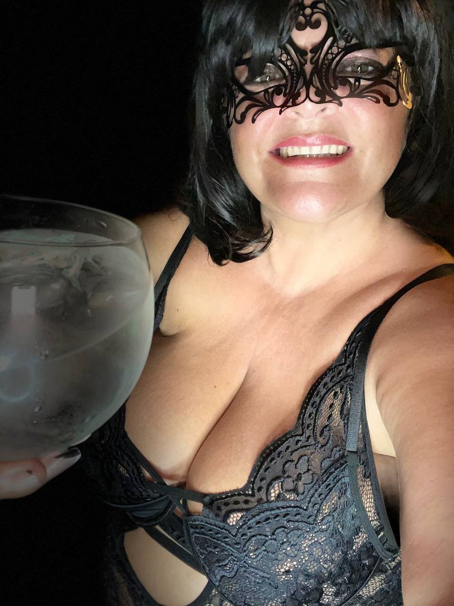 GalatheaXx's tweet photo. Who wants to go for a drink??🥰 https://t.co/sSUZ7bpQAr