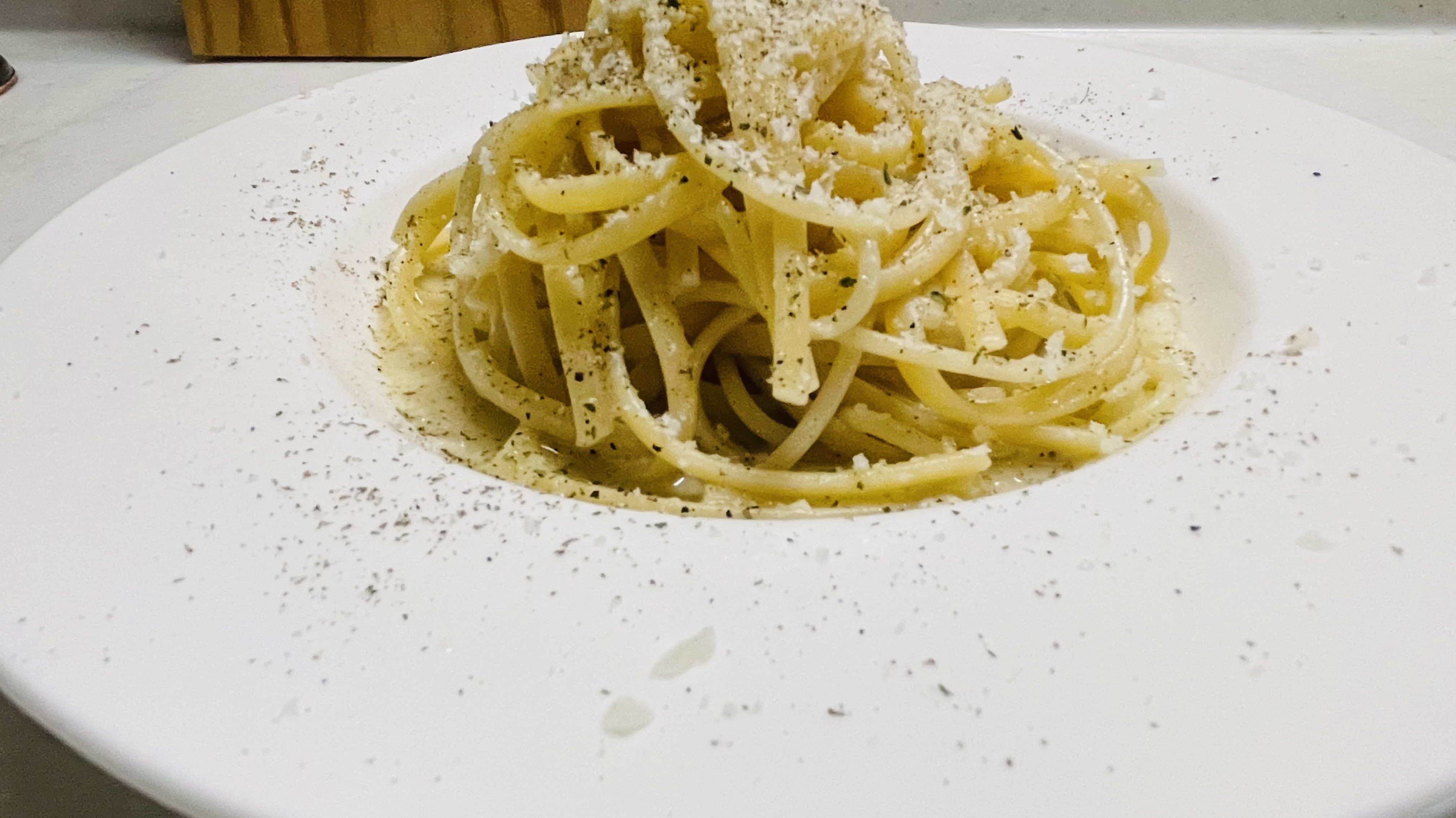 アケラス 酒に合わせて 料理を作るか 料理に合わせて お酒を作るか 考えた結果 パスタ を作ろう ローマ3大パスタの1つ カッチョ エ ぺぺ ヤギのチーズ ペコリーノ と 胡椒を合わせたシンプルなのに チーズの深い味に パスタが吸い込ま