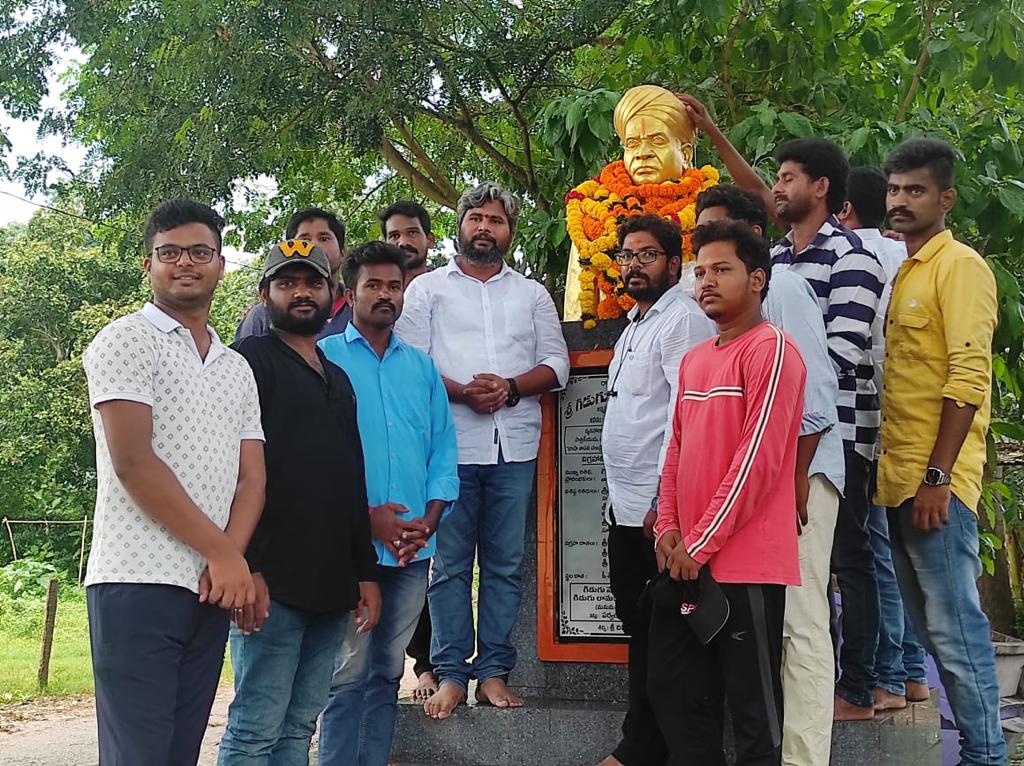 JanaSenaParty's tweet photo. వ్యావహారిక భాషోద్యమ మూలపురుషుడు శ్రీ గిడుగు వెంకట రామ్మూర్తి గారి జయంతి సందర్భంగా ఆయన స్వగ్రామం అయిన శ్రీకాకుళం జిల్లా ఆమదాలవలస నియోజకవర్గం పర్���తాలపేటలోని  ఆయన విగ్రహానికి పూలమాలలు వేసి ఘనంగా నివాళులు జనసేన నేత శ్రీ @JSPRamMohan https://t.co/5QfTPeSEek