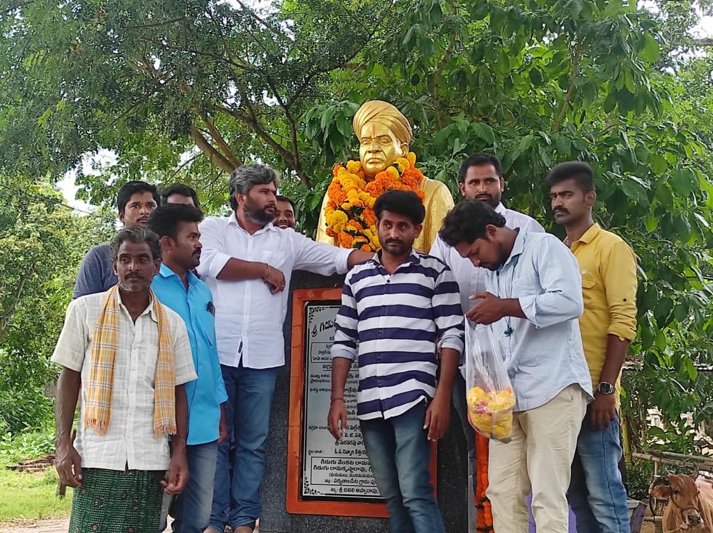 JanaSenaParty's tweet photo. వ్యావహారిక భాషోద్యమ మూలపురుషుడు శ్రీ గిడుగు వెంకట రామ్మూర్తి గారి జయంతి సందర్భంగా ఆయన స్వగ్రామం అయిన శ్రీకాకుళం జిల్లా ఆమదాలవలస నియోజకవర్గం పర్���తాలపేటలోని  ఆయన విగ్రహానికి పూలమాలలు వేసి ఘనంగా నివాళులు జనసేన నేత శ్రీ @JSPRamMohan https://t.co/5QfTPeSEek