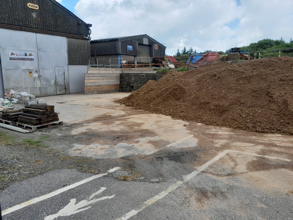 earth_blocks's tweet photo. 260t of clayey soil delivered to our yard and not to #landfill Enough material to make over 14,000 #cob blocks #sustainabledevelopment #ecofriendly #sustainable https://t.co/TEiOnrZ3Lq https://t.co/z6099dYlPx