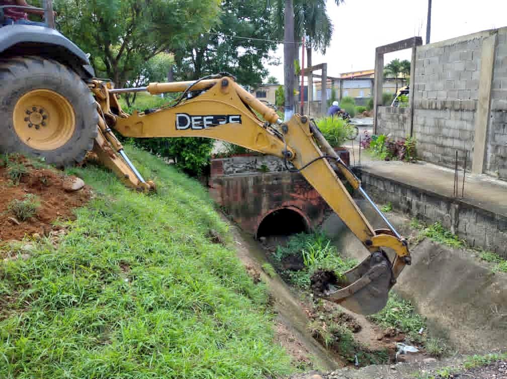 oscarnovoa_gre's tweet photo. Continuamos con el Mantenimiento de Canales y Quebradas, el equipo de servicios públicos realizo trabajos de limpieza en el Canal que rodea la Urb. Francisco de Miranda. 

#PueblosUnidosPorLaPaz

@NicolasMaduro @dcabellor @PartidoPSUV @PrimitivoPsuv @jorgerpsuv @NestorLReverol https://t.co/9s8e39PjJu
