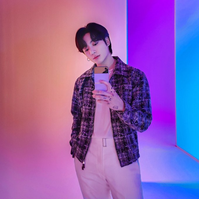 SamsungMobileSA's tweet photo. #JungKook serving us the whole package 🎁 with the #GalaxyZFlip4. #GalaxyxBTS @BTS_twt https://t.co/OcbmgkSiXW
