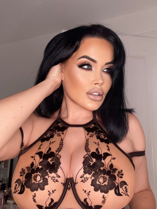 Do you like my bra? 🖤 https://t.co/bM2AN93EMb