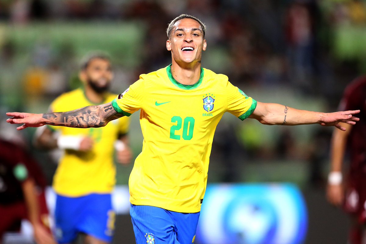 FabrizioRomano's tweet photo. Antony will fly to Manchester in the next hours, it will be today. It’s now decided and confirmed. Medical has been already booked. 🚨🛩 #MUFC

He will be together with his agents. Contracts already approved on both player and clubs side.

The saga will be over soon. ✅🇧🇷 https://t.co/QQlKVTC5bA