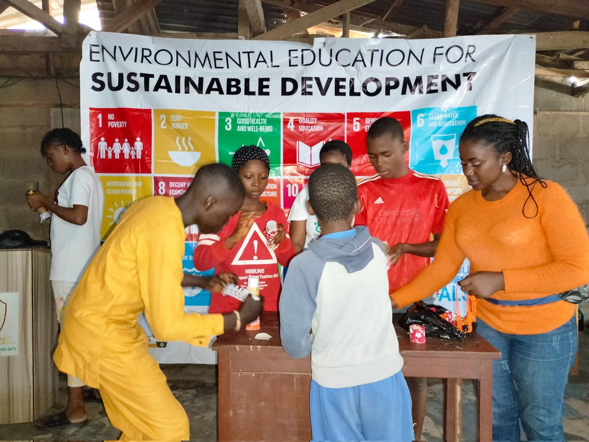 trashusers_NG's tweet photo. SDGs Literacy, Plastic Education, Upcycling, Storytelling, @UN #SDGs #GoGoals board game and, of course, food and drinks 😋... This was our story for the teenagers of the Papa Ashafa community of Iyana-Ipaja. https://t.co/P88zIMRiqy