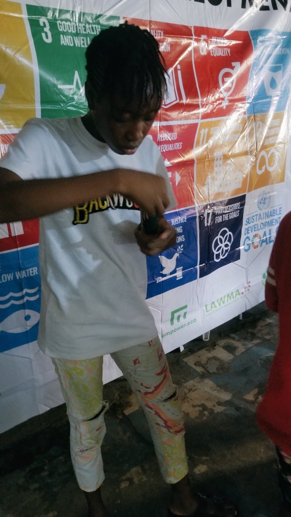 trashusers_NG's tweet photo. SDGs Literacy, Plastic Education, Upcycling, Storytelling, @UN #SDGs #GoGoals board game and, of course, food and drinks 😋... This was our story for the teenagers of the Papa Ashafa community of Iyana-Ipaja. https://t.co/P88zIMRiqy