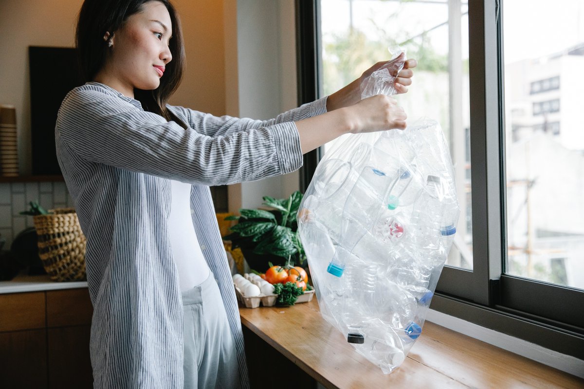 coolfoodpro's tweet photo. 📋 Here’s some tips to get plastic out of your kitchens:

🛍️ Choose refillable, reusable packaging for customers and suppliers
🚰 Make tap water available to your customers and employees
♻️ Promote the sorting and recycling of your packaging

Head to: https://t.co/5n9k5edQ37 🗑️ https://t.co/OS2EZnWa8S