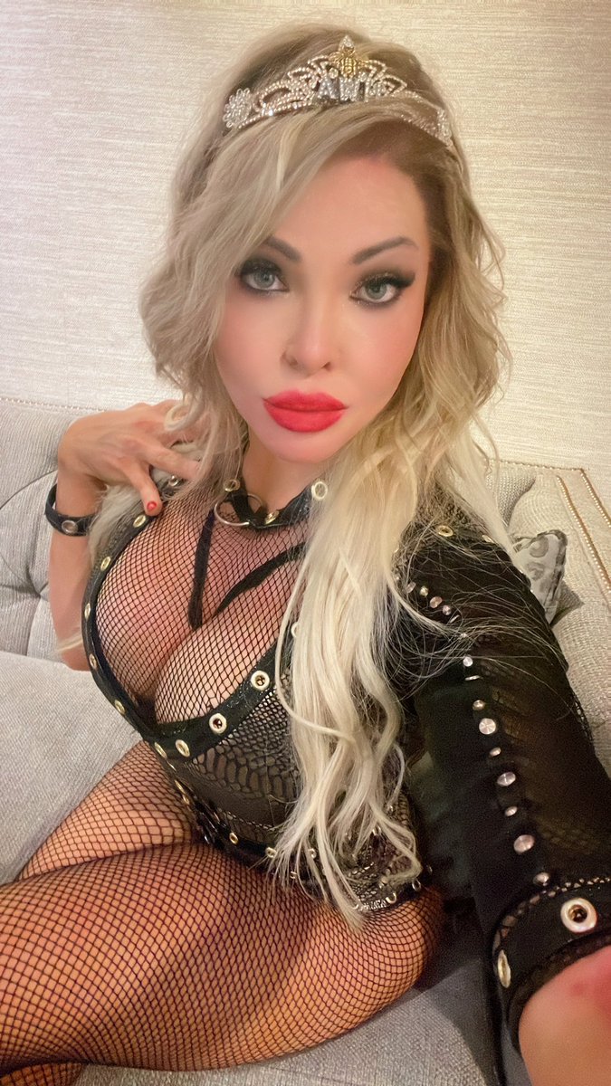 RealNMarkova's tweet photo. I am the first ever Queen Bee 🐝 of @nwa 🌟 My gold and black outfit matches perfectly 😜 Wouldn’t you agree? 🥰 #NWA74 https://t.co/rbNJvpYFGA