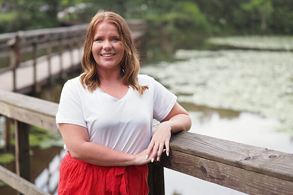 UofSouthAlabama's tweet photo. Leah Townsend came to the University of South Alabama for the marine sciences minor and switched to the major program as soon as South created it. She loved the opportunity to take classes at the renowned Dauphin Island Sea Lab. #WeAreSouth #MajorsMonday
https://t.co/gpa5oEKO8r https://t.co/FZaFTEsUKN
