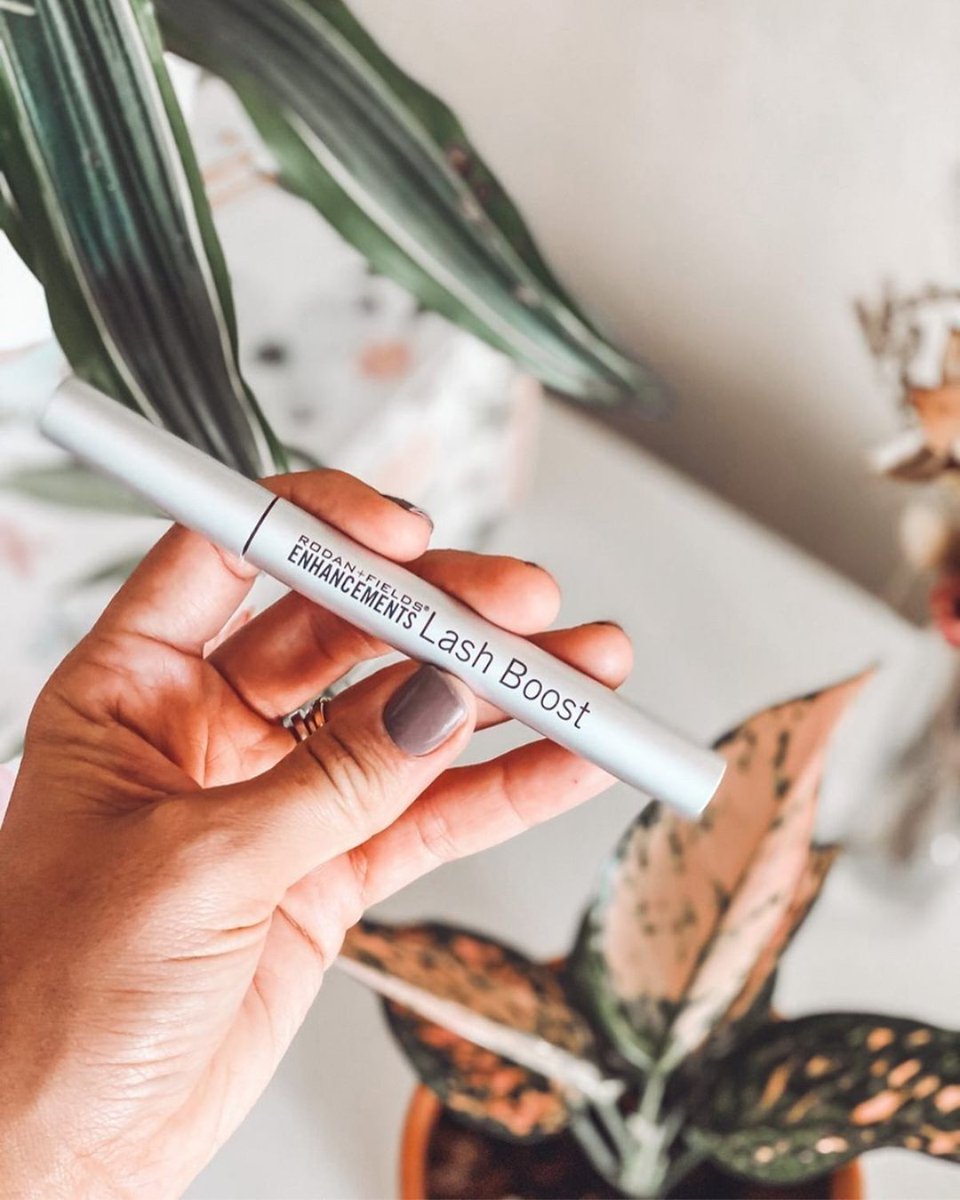 RodanFieldsHQ's tweet image. Who else is saying goodbye to mascara?  🙋‍♀️

You’ll have the appearance of longer, fuller, darker-looking lashes in no time with our nightly eyelash serum, #LashBoost. 

📸 : Lauren Edwards

#RodanandFields #LashSerum #Lashes