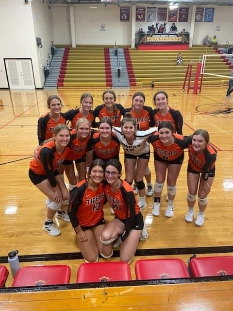FallsCityPS's tweet photo. Tiger Volleyball Home Opener TONIGHT!
🏐Falls City JV vs. Plattsmouth JV 5:00 PM
🟠Parent's Night
🏐Falls City Varsity vs. Plattsmouth Varsity 6:00 PM
📍Falls City High School
📺 https://t.co/oh6eK1TDfa https://t.co/h9OyCRf5xs