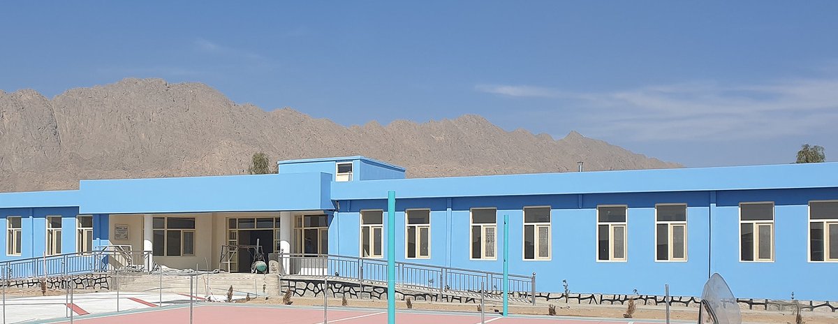 👏 En Afghanistan, @UNHCRAfg a achevé la construction d'une école secondaire à Loya Wala, Kandahar. 12 salles de classe, 4 salles administratives, toilettes, réservoirs d'eau, panneaux solaires, terrains de jeux, parking, espace vert - le tout pour 600 élèves !