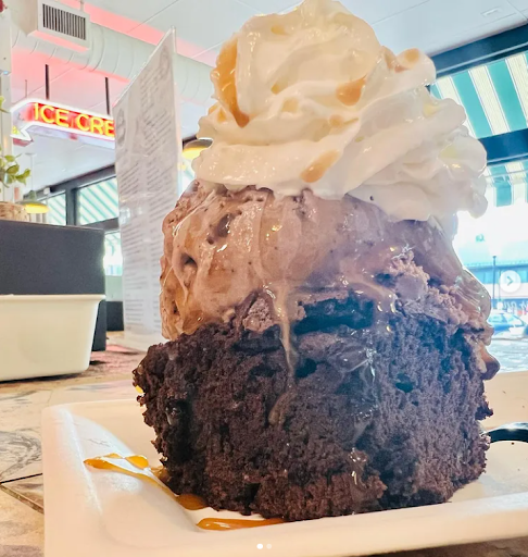 BelvedereSquare's tweet photo. We simply have no words for this Big Brownie Dessert from Prigel Family Creamery 🍨
#belvederesquare #thesquare #belvedere #northbaltimore #belvederesquaremarket #baltimorefoodmarket #prigelfamilyfarm #prigel #browniesundae https://t.co/G0jwUGsu2l