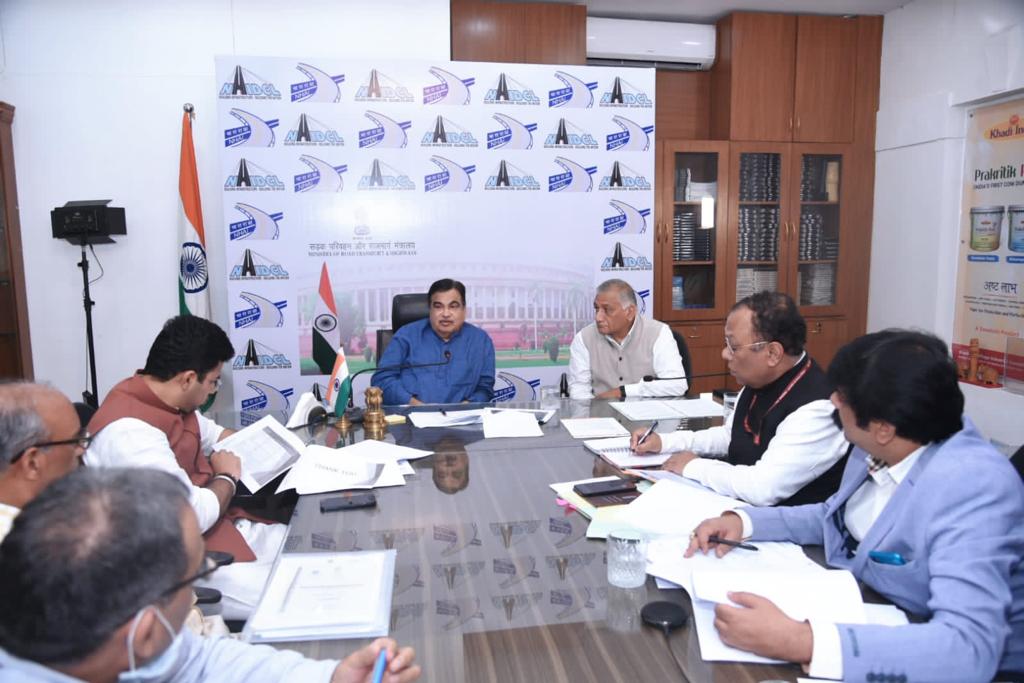 OfficeOfNG's tweet photo. Union Minister Shri Nitin Gadkari Ji along with Union MoS @Gen_VKSingh Ji, MP Shri Raja Amareshwara Naik Ji, Shri Karadi Sanganna Amarappa Ji, Shri @Tejasvi_Surya Ji, State MLAs and Central &amp; State Officials reviewed the progress of NH projects of Karnataka in New Delhi today. https://t.co/U9VQPcSqbl