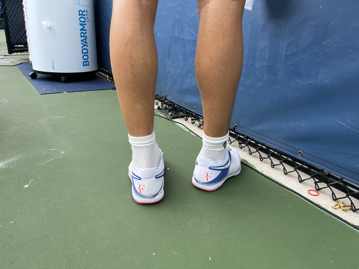 tdnewcomb's tweet photo. Yes, it’s true, @BenShelton is wearing shoes at the #usopen sent to him by @rogerfederer. https://t.co/cDPlWntV89