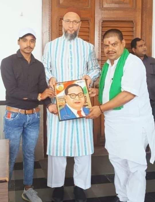 AshfaqDarood's tweet photo. AIMIM Uttar Pradesh Leader Pandit Manmohan Jha Gama Met AIMIM President Naqeeb-E-Millat Barrister Asaduddin Owaisi Sahab and AIMIM Party Floor Leader Habeeb-E-Millat Akbaruddin Owaisi Sahab Today At Party Headquarters Darussalam Hyderabad https://t.co/VAaqhYEhUz