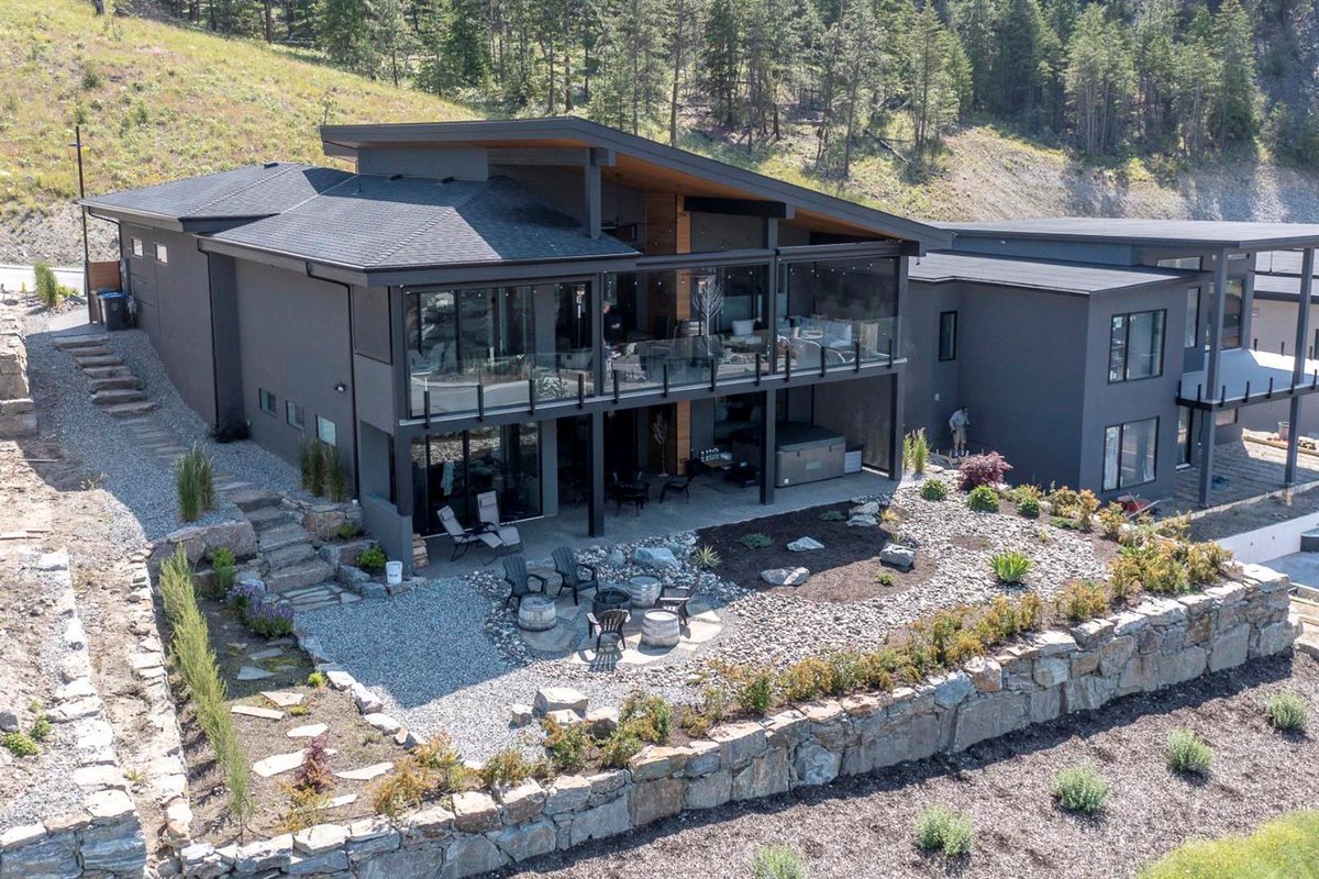 LakeStoneLiving's tweet photo. Truly a magnificent home with no detail overlooked, this is evident by first walking into the entrance as the lake draws you out through the large nano doors to an outside covered oasis of living space.

📷: 9894 Beacon Hill Drive | $2,449,000
More Info: https://t.co/4QPWaWWppA https://t.co/e9GK6o0g2a