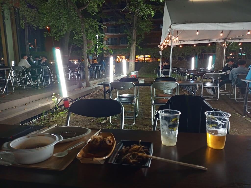tetsuo_2019's tweet photo. 北大キャンパス内のテラスでビール🍺さすが大学。 https://t.co/JH6ZTZrpNv
