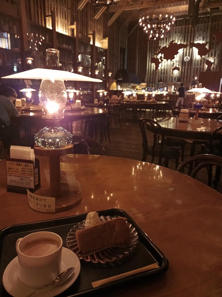 tetsuo_2019's tweet photo. 小樽の北一ホール。たくさんの石油ランプで灯された店内。 https://t.co/SlwtoTGZFd