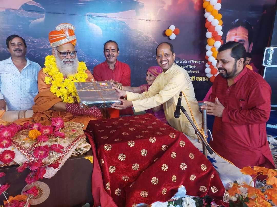 पूज्य गुरुदेव भगवान ने श्रीमद्भागवत कथा को व्यवहारिक जीवन से जोड़कर अनूठा बना दिया..after katha i am feeling u turn in my life..नमन, वंदन, अभिनंदन
<a href="/chidswami/">स्वामी चिदम्बरानन्द सरस्वती</a> 
<a href="/PMOIndia/">PMO India</a> 
<a href="/narendramodi/">Narendra Modi</a>
