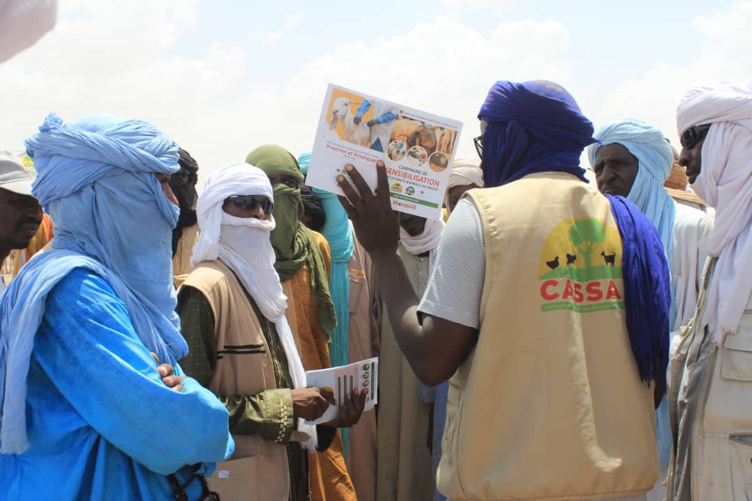 Cassani_Niger's tweet photo. #CASSANI
#ArretSurImages
Revivez en images, le passage à #Agadez de la caravane de la Campagne de Sensibilisation sur la Santé Animale au Niger. @McaNiger https://t.co/NMaoDyl6KX