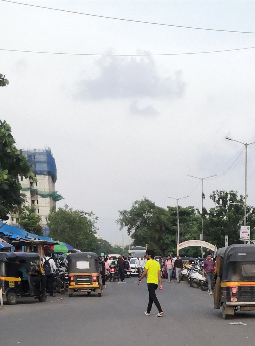 Rocky2161's tweet photo. @CIDCO_Ltd @DrSanMukherji @navimumbaicv @SmartPanvel @Raina_Assainar @s_amit007 @fpjindia @PritamJMhatre @ManishKoparkar @mumbaimatterz @RoadsOfMumbai @RiddhiMhatrezee @rajtoday @drmbct @drmmumbaicr Attention 
@CIDCO_Ltd @RPFCRBB 

Lot of traffic due to vehicle parked on roads right opp to Khandeshwar sttn.. https://t.co/DiPOnKYvG8