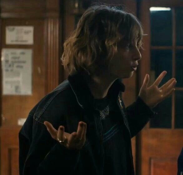 bucklairthinker's tweet photo. *aggressively uses hand gestures* #LucasSinclair #RobinBuckley #st #StrangerThings #StrangerThings4 #st3 #Bucklair #rebelrobin #lucasontheline #MayaHawke #CalebMclaughlin #sttwt #st4 https://t.co/7KmrHVRaR0