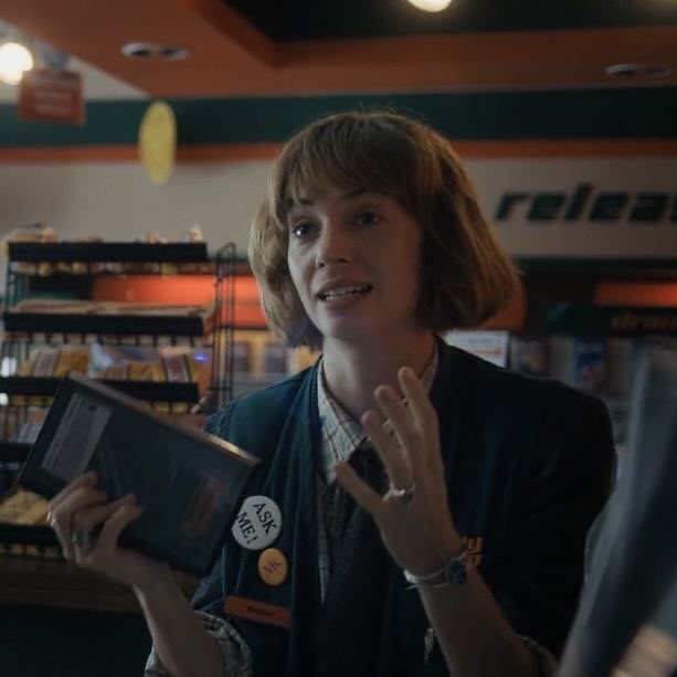 bucklairthinker's tweet photo. *aggressively uses hand gestures* #LucasSinclair #RobinBuckley #st #StrangerThings #StrangerThings4 #st3 #Bucklair #rebelrobin #lucasontheline #MayaHawke #CalebMclaughlin #sttwt #st4 https://t.co/7KmrHVRaR0