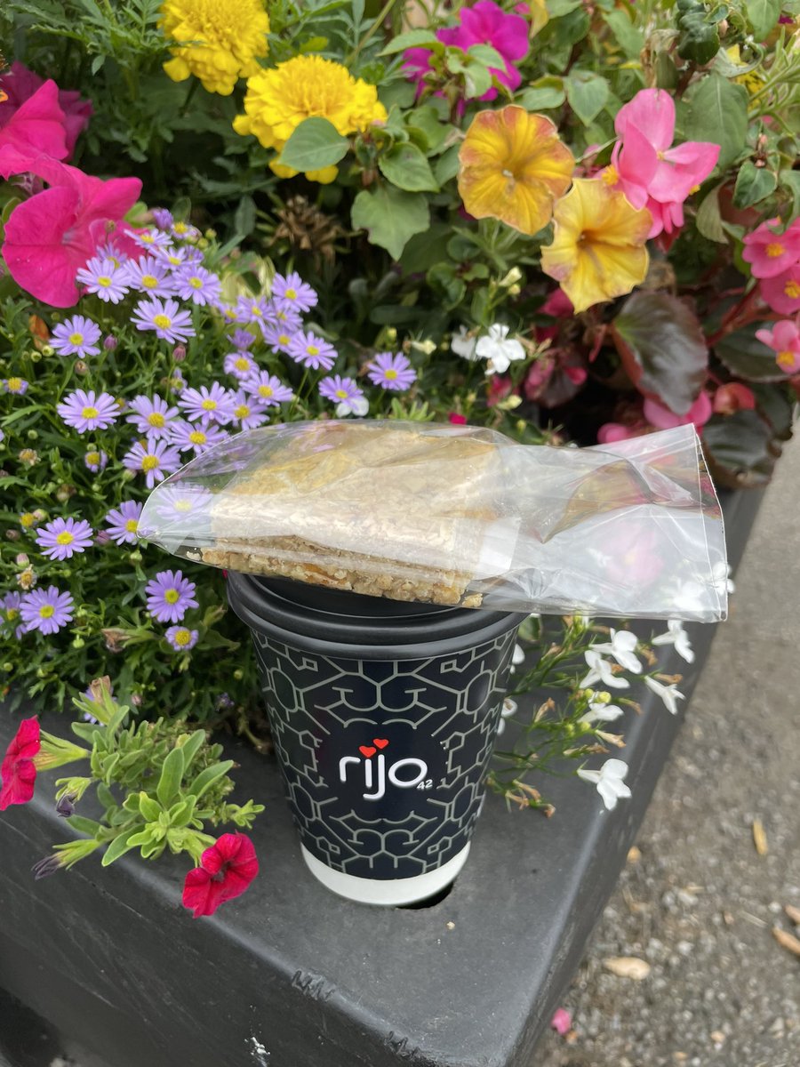 liamrotoole's tweet photo. When your #latte comes with a free #flapjack #CoffeeOnTheCommon #MosleyCommon #wiganinbloom https://t.co/X7PYksV7l5