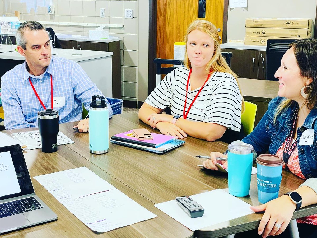 ShakopeeSchools's tweet photo. Welcome back #shakopeeschools team! #saberpride #backtoschool2022 #thisisshakopee https://t.co/Cm83UK95pE