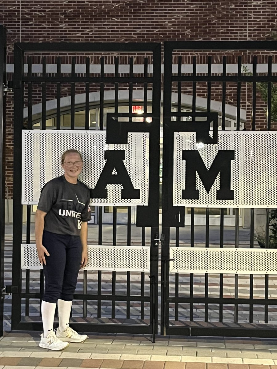 DogsThorndale's tweet image. Our very own Aiyanna Stevenson working hard this off season! Had a great time🏕with the Aggies👍 #ChasingDreams #GigEm @Trisha_Ford @JoeGuth08812179 @RussHeffley @AggieSoftball